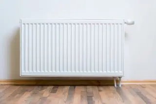 Radiateur fixé au mur d’une pièce d’habitation
